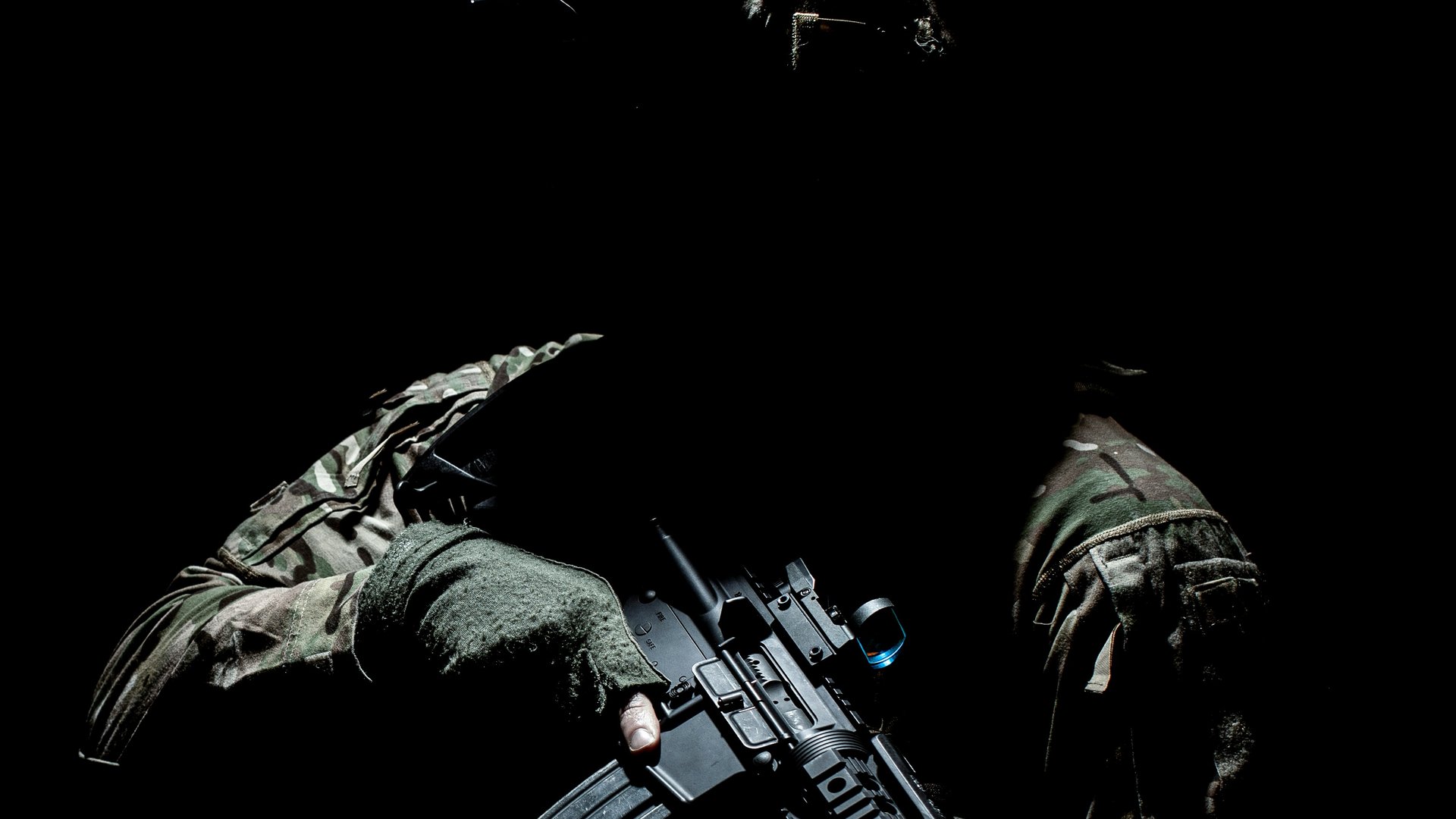 Operator mit Ausrüstung in der Dunkelheit